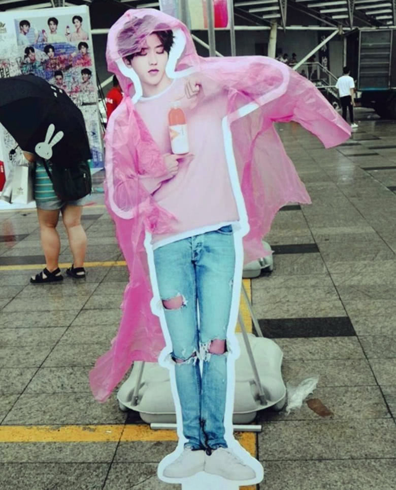 明星人形立牌被粉丝这样对待的,鹿晗被签名渣