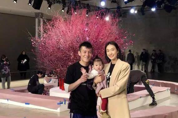 她16岁时和陈冠希交往，素颜照片曝光，堪称丑女中的“极品”