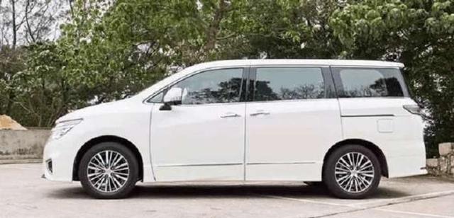 丰田埃尔法的真正对手来了，外观内饰极像，不仅价格低