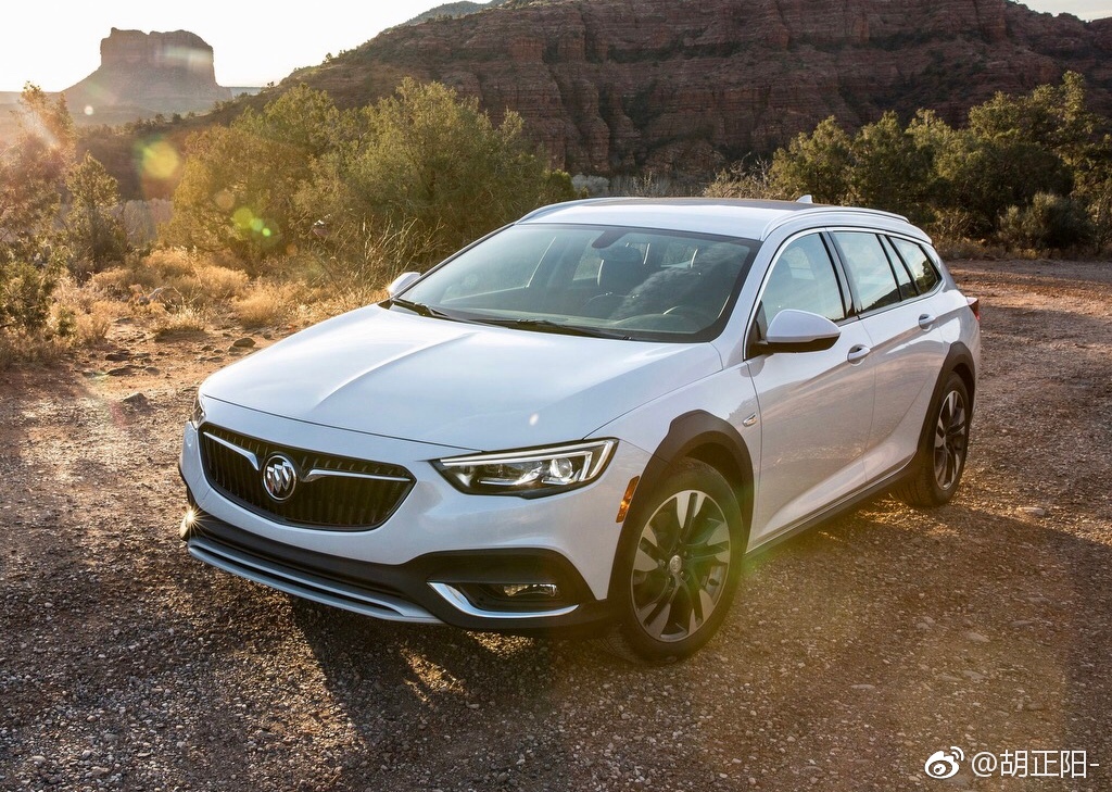 别克Regal TourX,就是君威的旅行版。2.0T,253