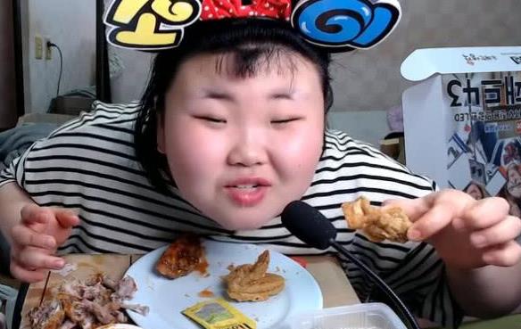 韩国吃播胖胖吃炸鸡加萝卜块,边吃边吮手指,网