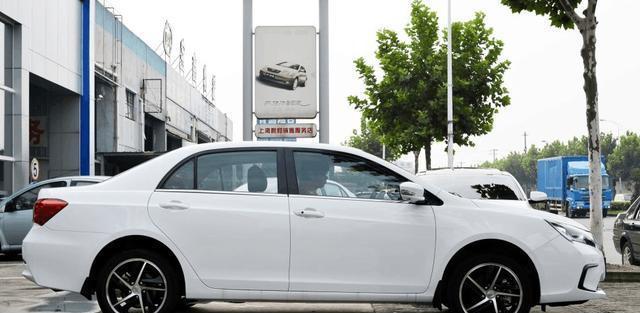 小伙刚提比亚迪就被撞, 但是却笑了, 没有对比就没有伤害