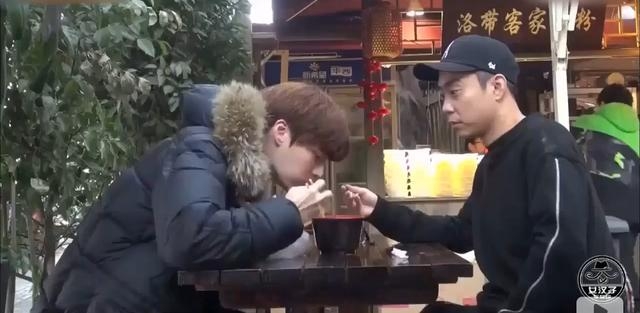 韩国明星有多爱中餐?看看他们在中国街头的吃