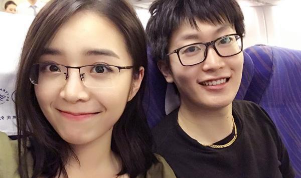 余霜发比基尼照晒美胸, LOL解说管泽元: 挤的是