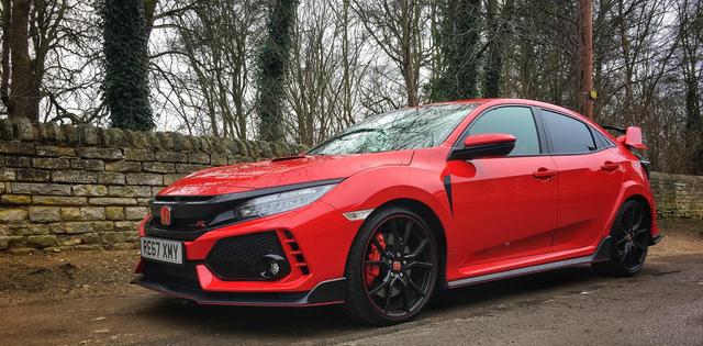 冰冷的天气来辆红色本田思域Type R，有400匹马力的车挑战吗？