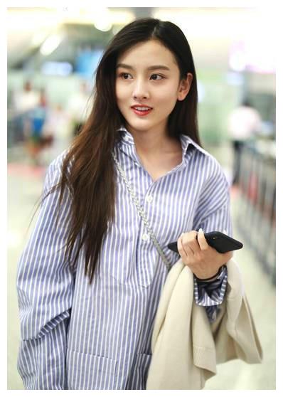 宋祖儿机场范,撩发嘟嘟嘴俏皮可爱甜美十足,心