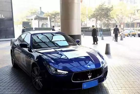 酒店门口偶遇两百万的玛莎拉蒂, 看到车主后, 赶紧上前拍照
