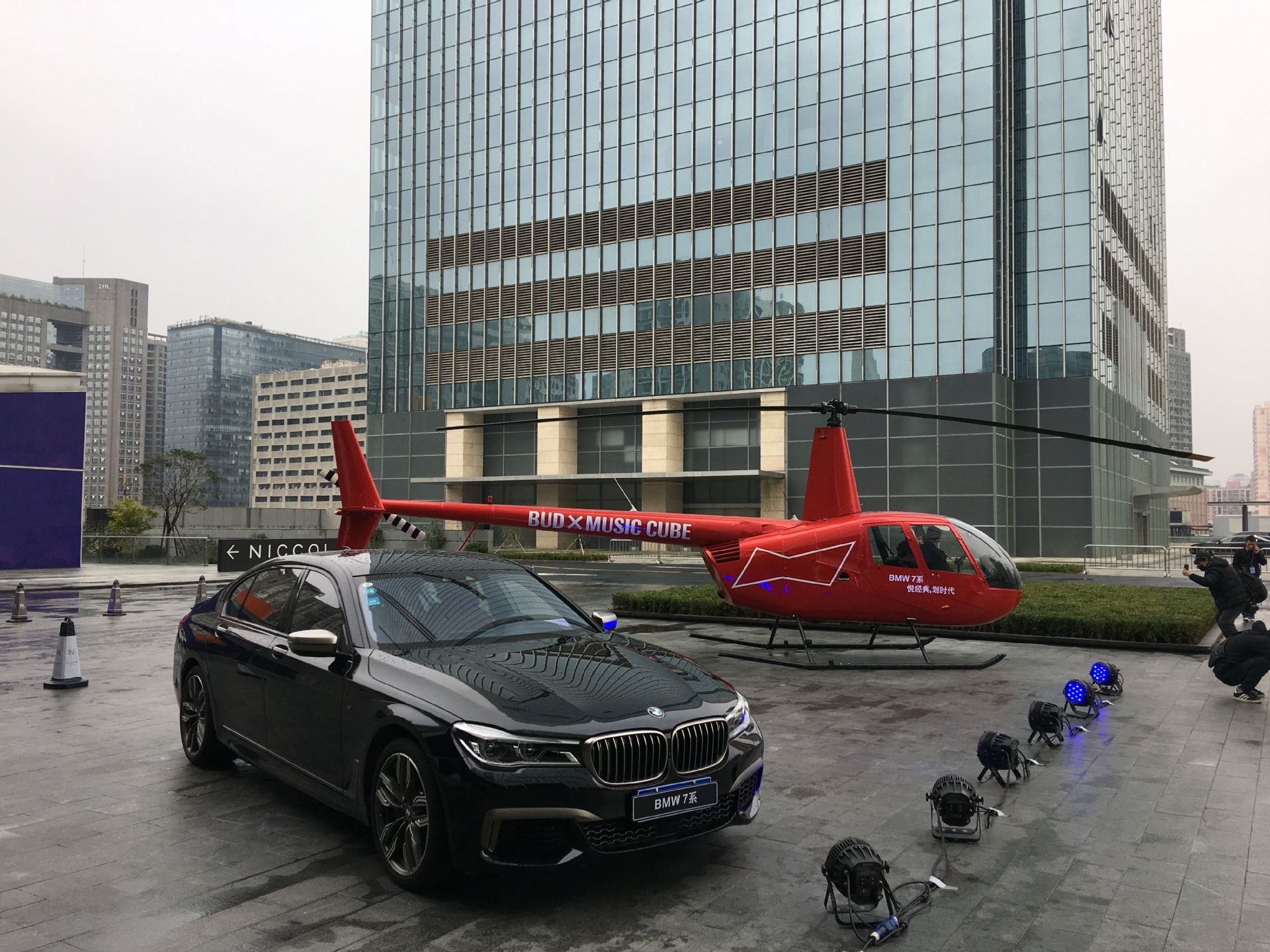 湖南长沙宝马7系租400万红色直升机助阵