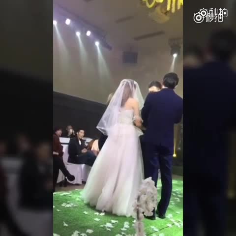 新娘化妆和穿婚纱视频_新娘婚纱图片(2)