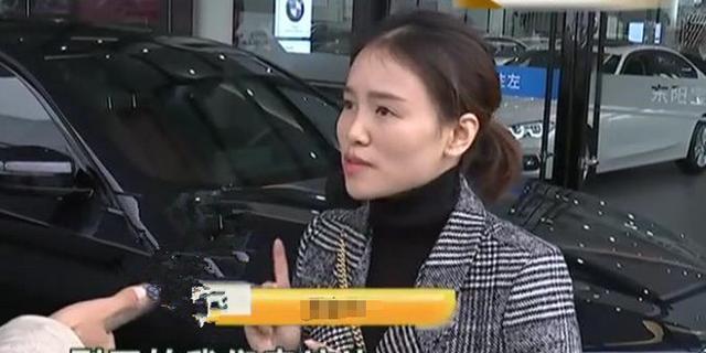 美女买新款宝马，去车管所上牌时才发现不对劲，直言砸了4S店！