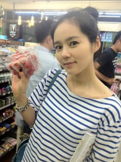 女神韩佳人身材高挑迷人，与老公延政勋对视超甜蜜