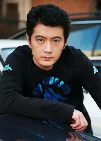 正与陈伟霆拍戏的他，6次考北电失败，因长得帅被人拉去演戏