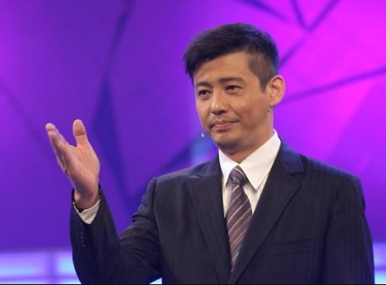 董卿跟了他6年,因说错一句话被央视除名,今55