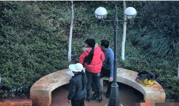 公园女子与老头的肮脏交易, 为了10块钱竟然做