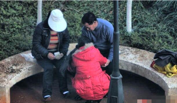 公园女子与老头的肮脏交易, 为了10块钱竟然做