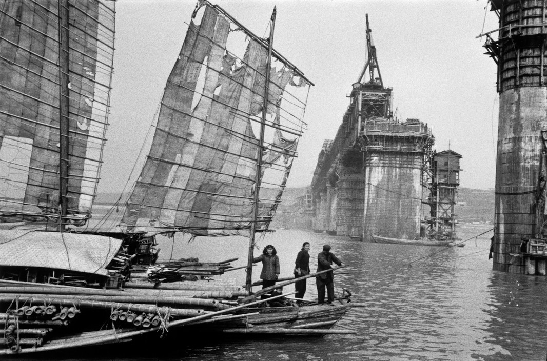 老照片：1957年正在建设中的武汉长江大桥