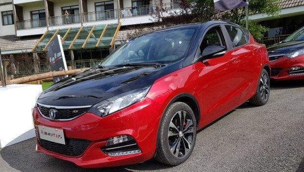 完胜福克斯, 碾压高尔夫! 油耗7升的小钢炮上市, 仅售7万!