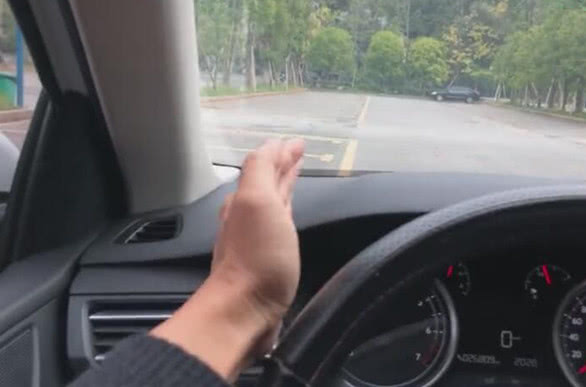 开车摸不准左右车轮位置?老司机教你用方向盘,新手看了都会