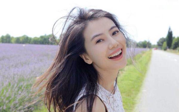 高圆圆短发好看还是长发好看? 网友: 笑起来才