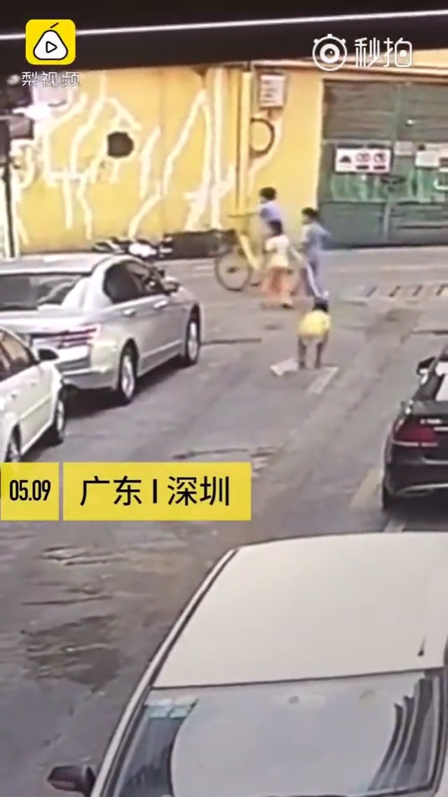 深圳身边事  【心痛！4岁男童路中蹲下，被suv碾过】近日发生在深圳的一...