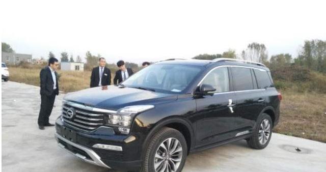 刚从4S店提车回来, 在村口就撞上石墩, 车主气的把石墩给拆了