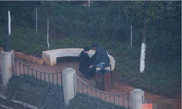 公园女子与老头的肮脏交易, 为了10块钱竟然做