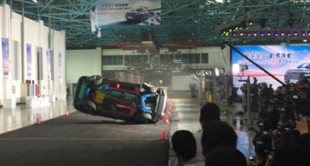 一辆车发生恐怖车祸，却成全了一个车企，它因力抗十吨钢筋大火！