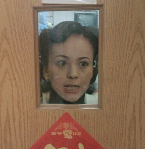 大学导员半夜查寝,看完宿舍门上警示标语,导员