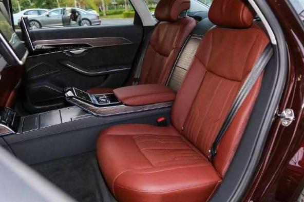 这款轿车售价百万，是男人心中的梦，彰显尊贵与霸气