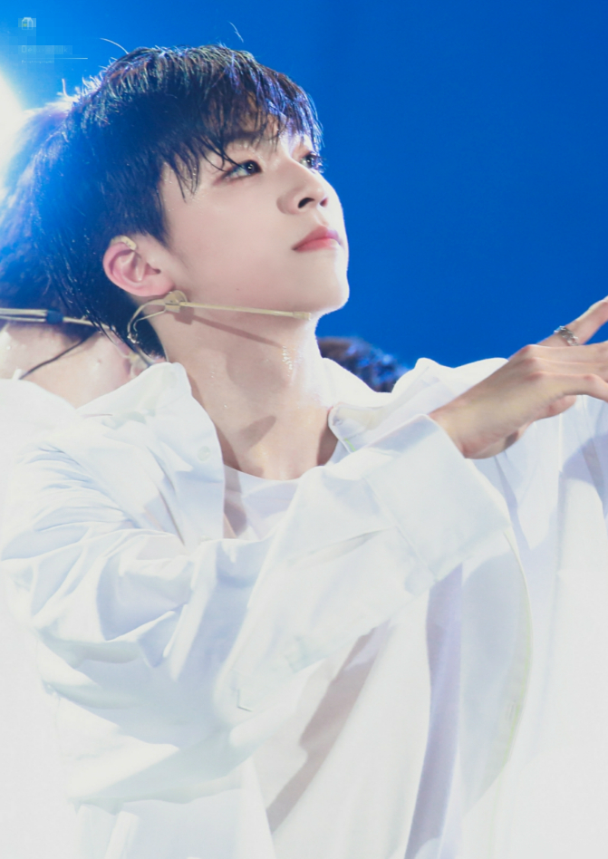 陈立农巡演首站演出,白衬衣湿发,网友,太撩人