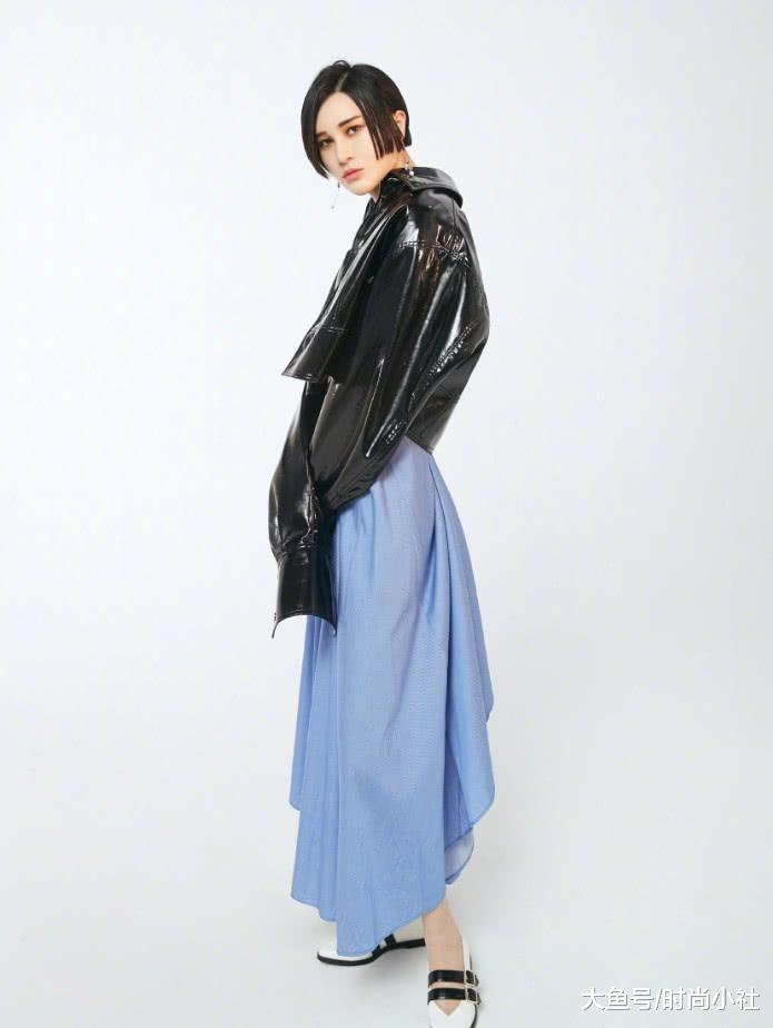 尚雯婕的混搭风看不懂, 清新的蓝裙子配狂野的