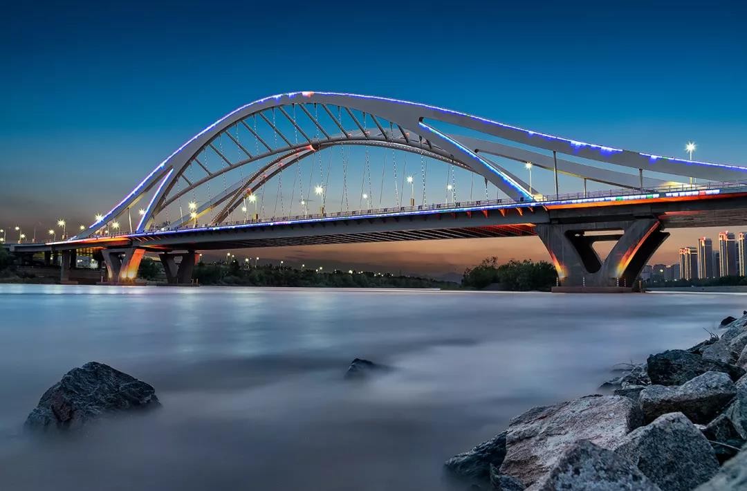中国"黄河桥都" 兰州 夜晚这些风格迥异的桥是城市最绚丽的美景