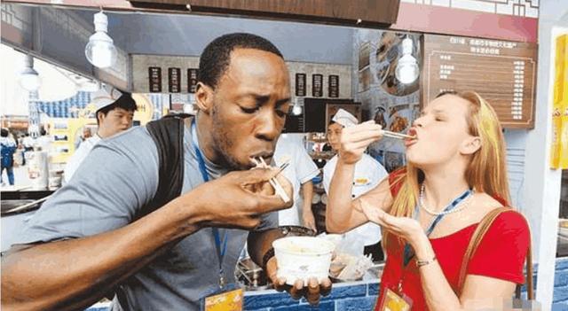 老外在巴黎街头让路人吃麻辣烫,听听法国人怎