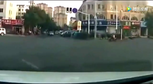 被闯红灯电动车害惨后，视频车主彻底愤怒，爆粗口