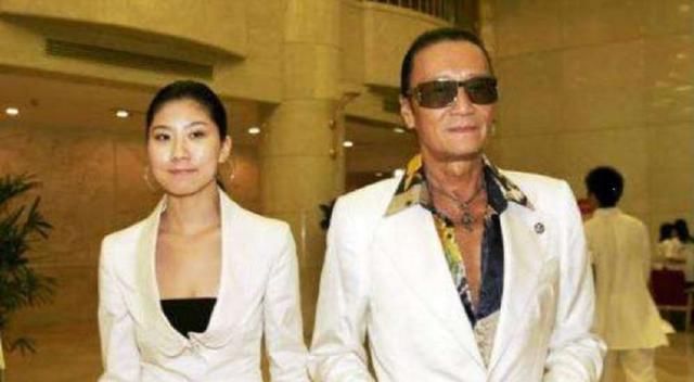 14年的爱情长跑杨振宁夫妇手牵手逛街,翁帆女