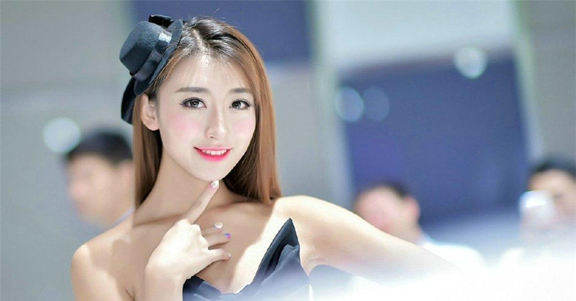 韩国长腿热裤美女车模展台上甜美诱惑写真