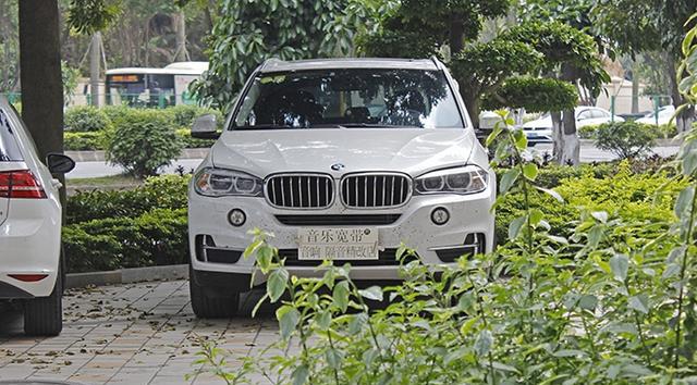 广州新款宝马X5音响也能这样改装 门板切割倒模