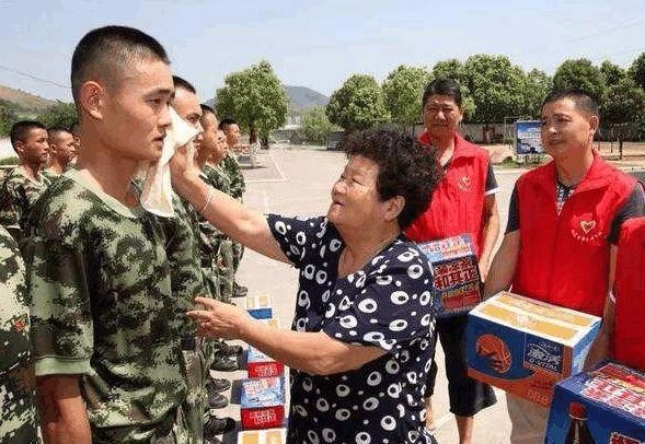 站岗军人为什么见到家人朋友不能上前问候?说