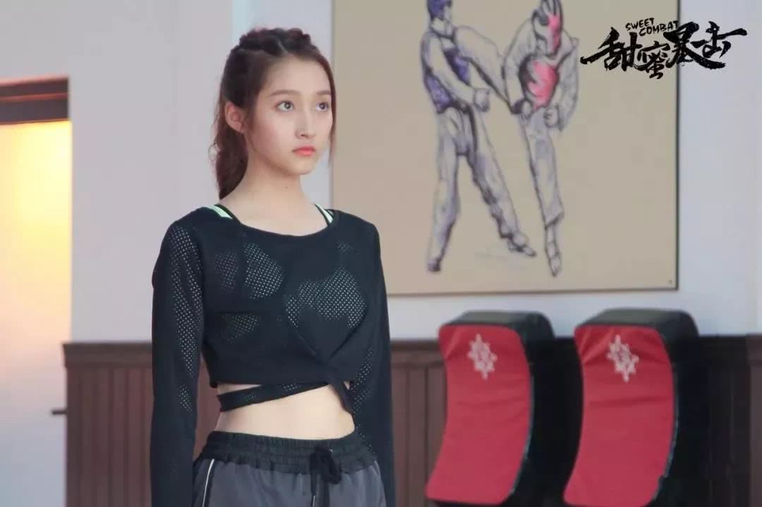 和鹿晗的腹肌相比,关晓彤的肚子比拼多多还假