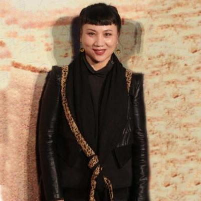 六小龄童罕见微博大秀恩爱,原来当年娶了《西游记》中的皇后!
