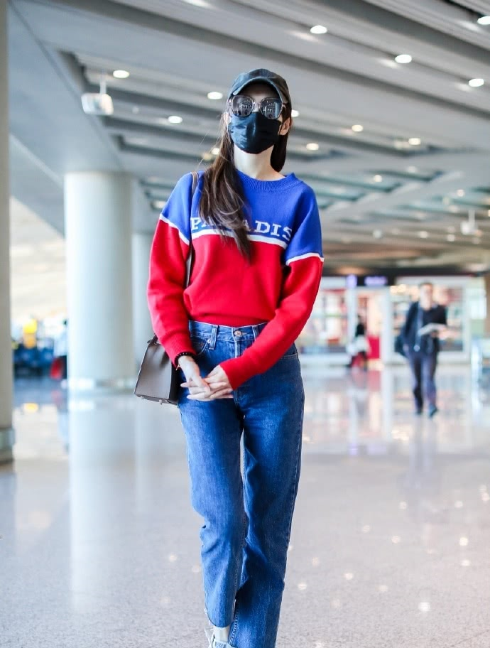 唐嫣还是那么少女,条纹T恤配灰色休闲裤,简单