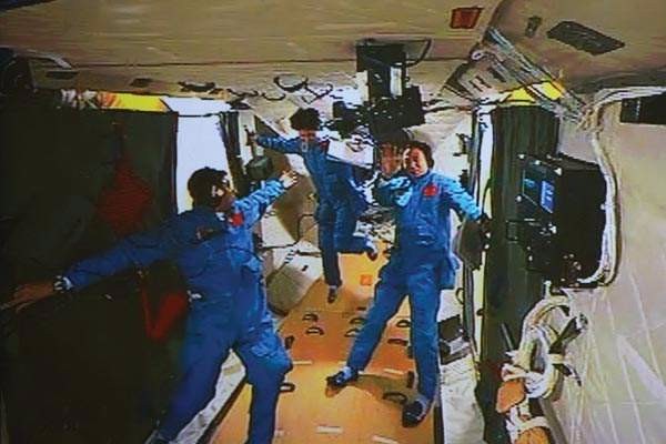 中国天宫一号太空实验室重返地球
