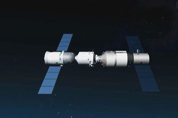 中国天宫一号太空实验室重返地球