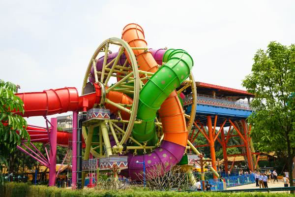 长隆水上乐园全新摩天旋转滑道,带你惊险刺激一夏