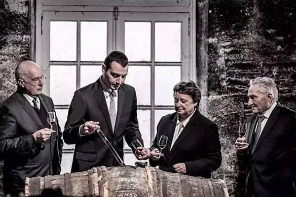 号称烈酒之王的人头马路易十三,是土豪们的心