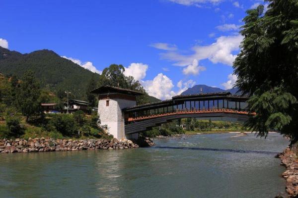 亚洲最快乐的小国医疗教育免费,允许一妻多夫