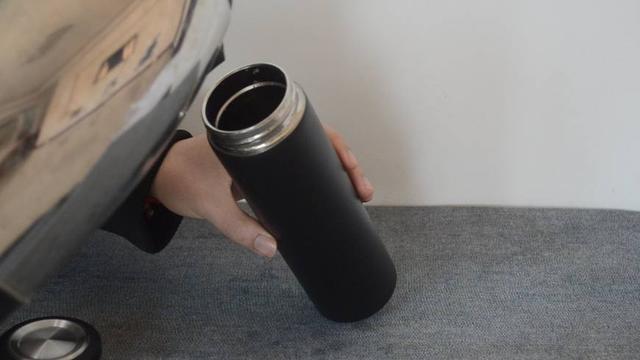 保温杯用久不洗很脏,放点盐和它进去摇一摇,水