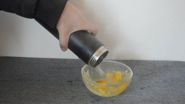 保温杯用久不洗很脏,放点盐和它进去摇一摇,水