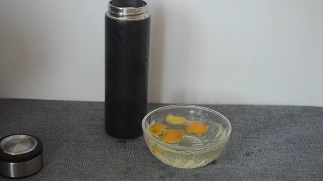 保温杯用久不洗很脏,放点盐和它进去摇一摇,水