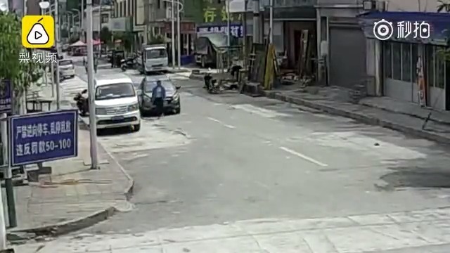 好多老年代步车都没规矩，买了不论是谁都敢上路开，没人管，就是马路上的定时...